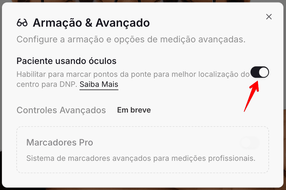 Paciente usando óculos