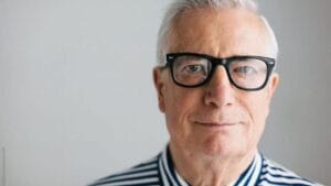 Homem usando óculos de grau