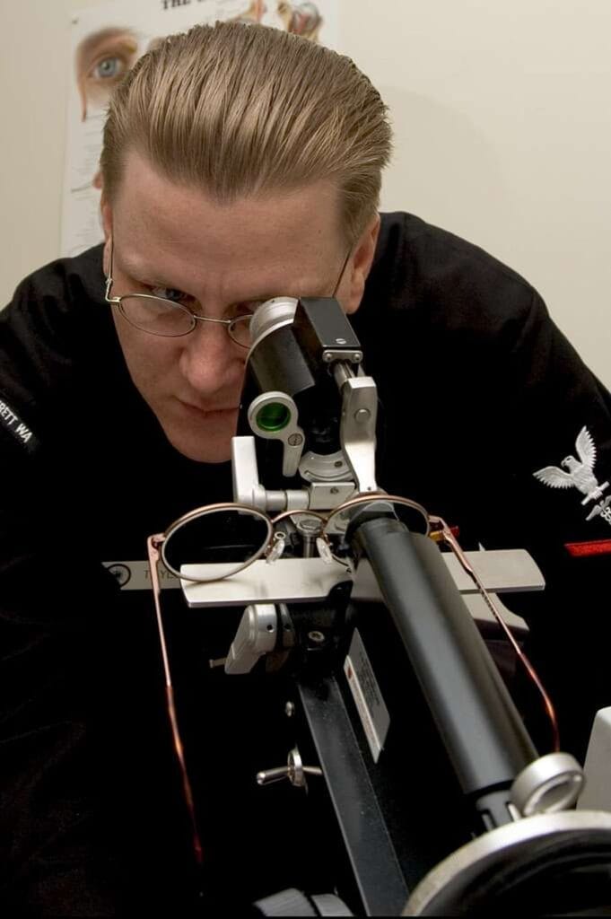 Verificando o grau da lente com o lensômetro