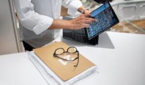 Entenda como um ERP para óticas organiza estoque, vendas e finanças, trazendo mais controle, produtividade e crescimento para sua empresa.