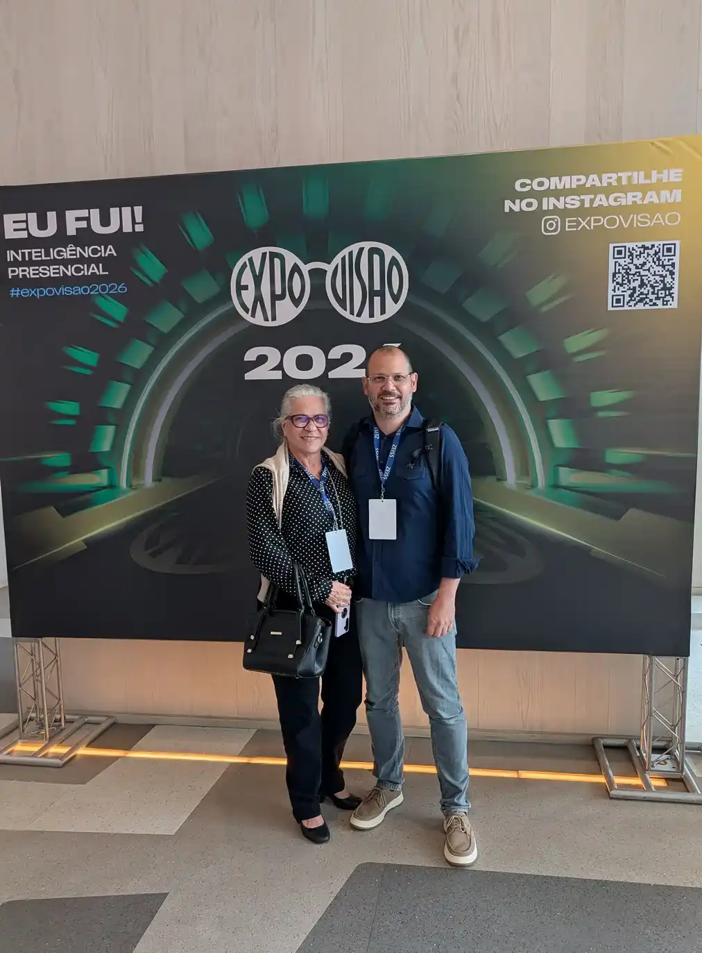 Rosali Tauil, da Óptica Sara, e Saulo Garcia, do Optogrid, no painel de fotos da Expo Visão 2026